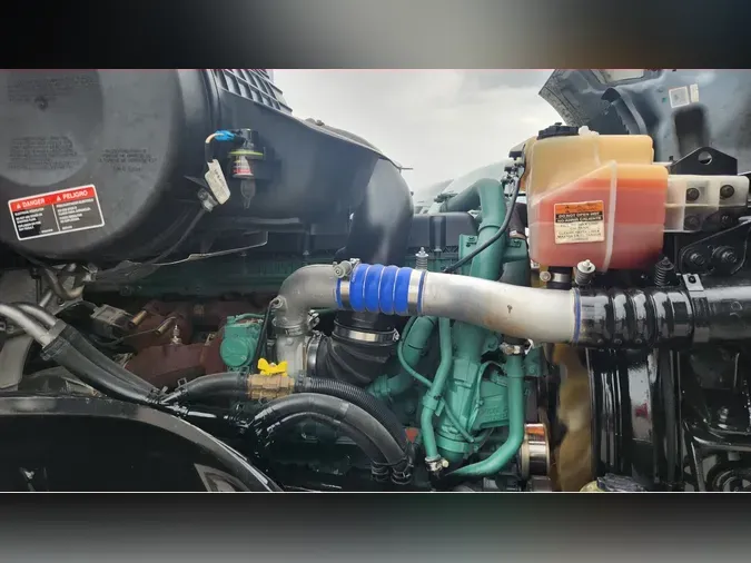 2022 VOLVO VNL64T760
