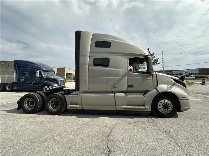 2021 VOLVO VNL760