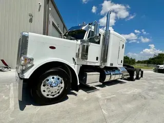 2023 Peterbilt 389