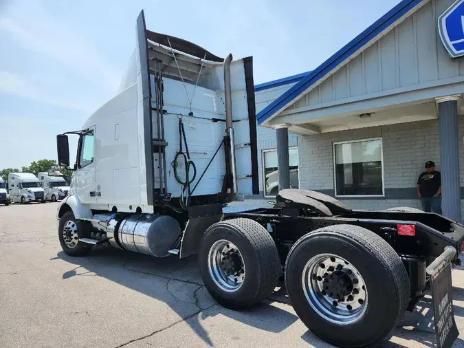 2019 VOLVO VNR64T640