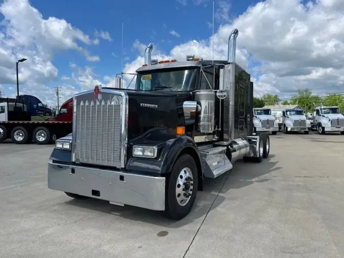 2025 Kenworth W900L