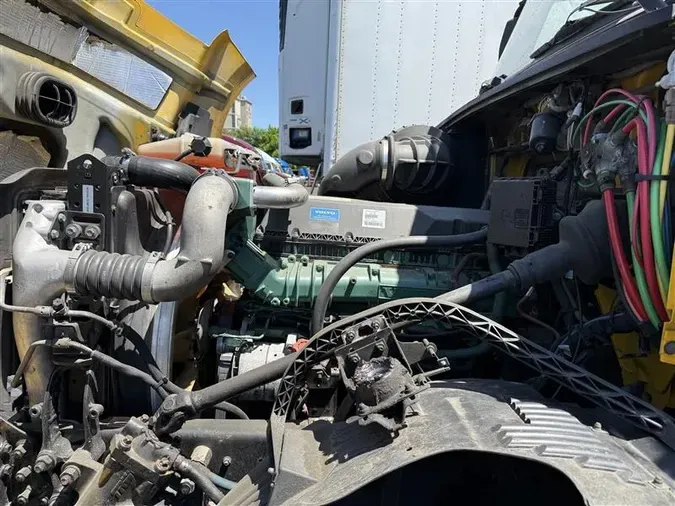 2016 VOLVO VNL670