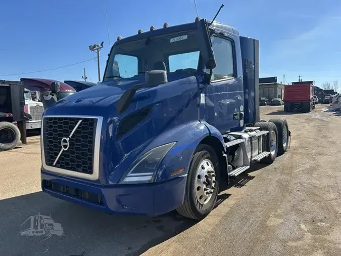 2021 VOLVO VNR64T300