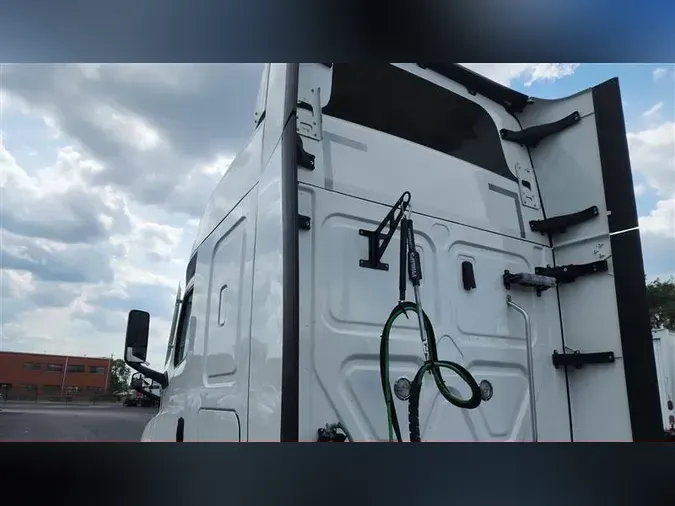 2021 FREIGHTLINER CA116