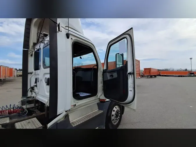 2020 Freightliner Cascadia 126