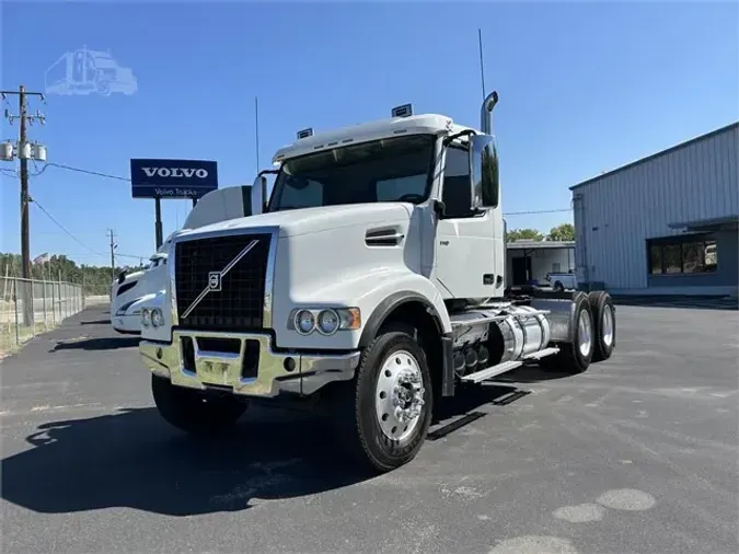 2019 VOLVO VHD64FT300