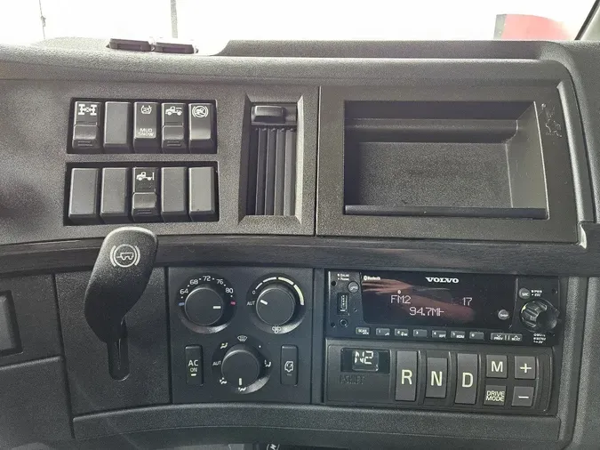 2025 VOLVO VNL64T860