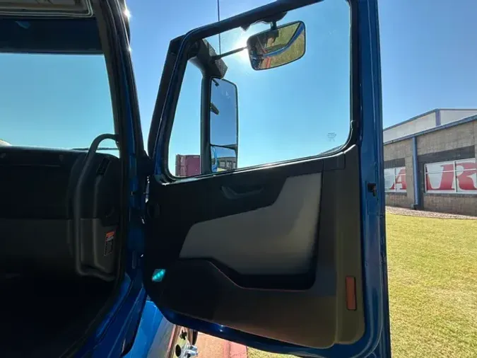 2022 VOLVO VNL860