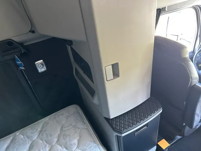 2023 Kenworth W990