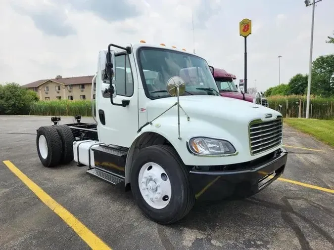 2017 Freightliner M2 106