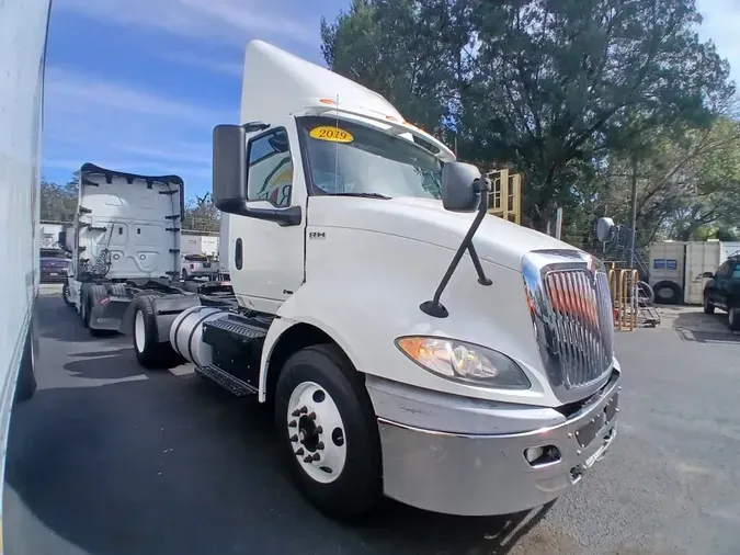 2019 NAVISTAR INTERNATIONAL RH613 DAYCAB S/A