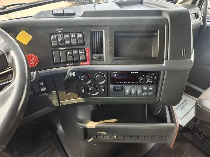 2019 VOLVO VNL64T740