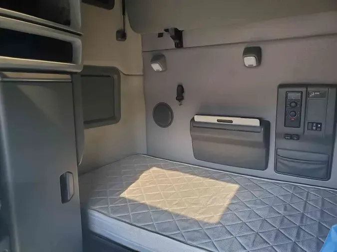 2021 VOLVO VNL64T760