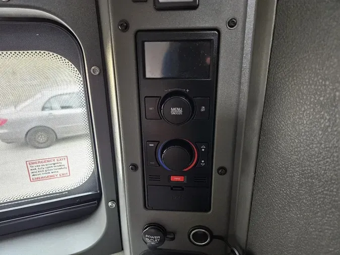 2025 VOLVO VNL64T860