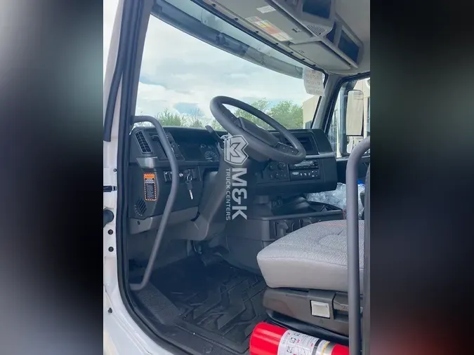 2025 VOLVO VNL64T300
