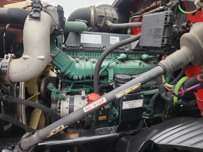 2022 VOLVO VNR64T300