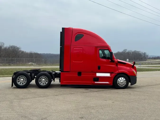 2023 FREIGHTLINER Cascadia 126