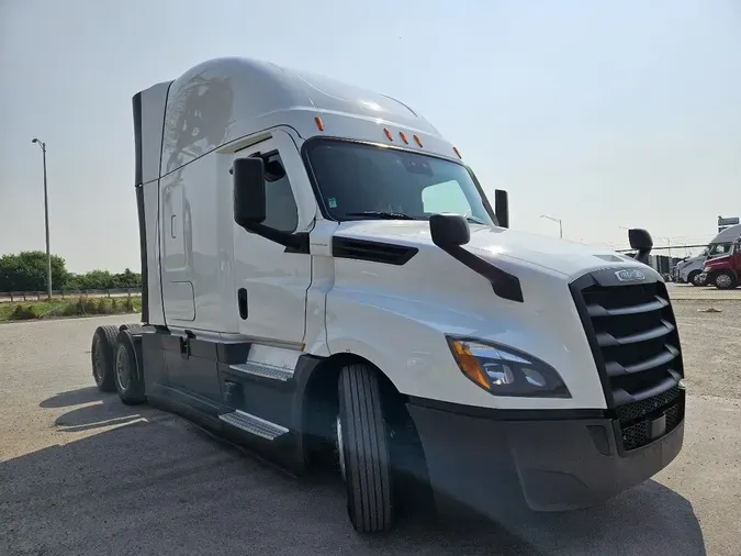 2021 FREIGHTLINER Cascadia 126