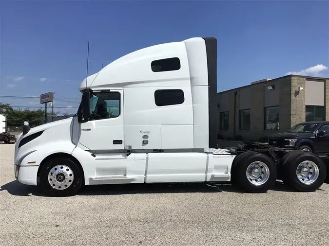 2021 VOLVO VNL760