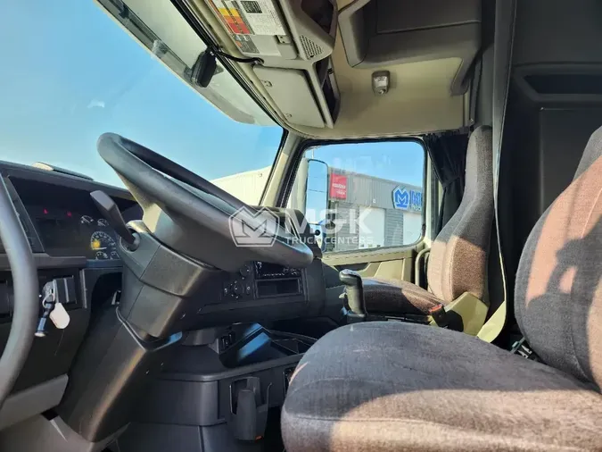 2019 VOLVO VNL64T760