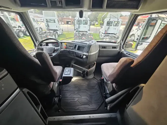 2019 VOLVO VNL64T-760