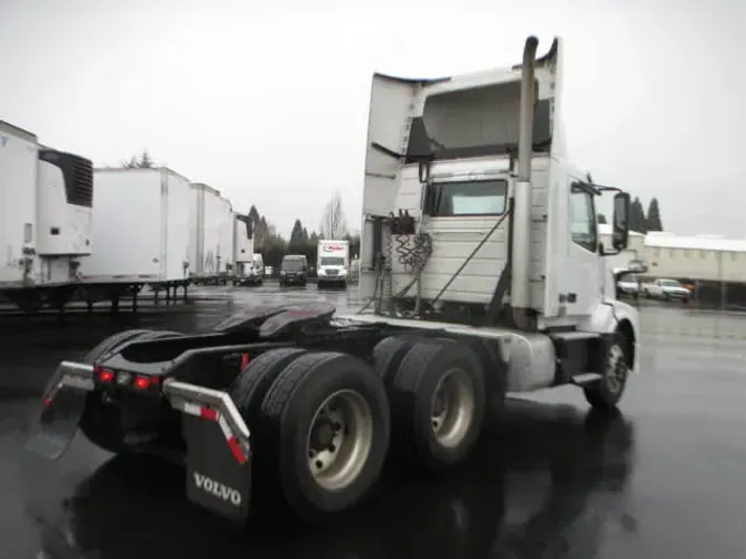 2017 VOLVO VNL64T