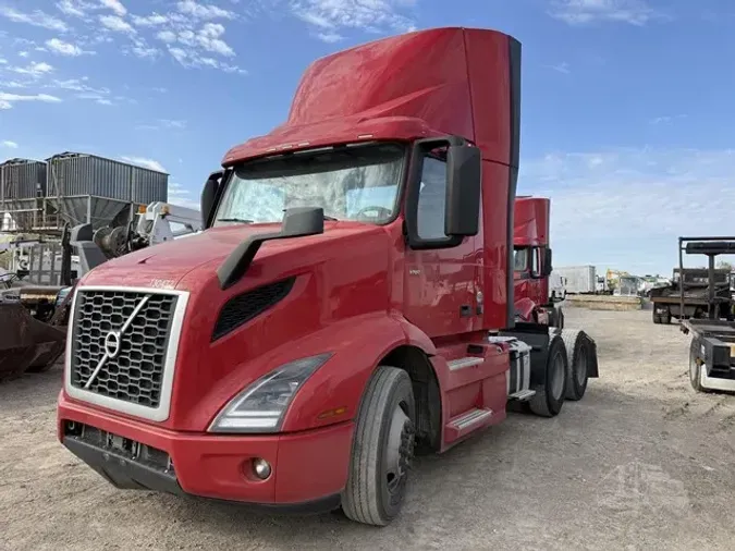 2022 VOLVO VNR64T300