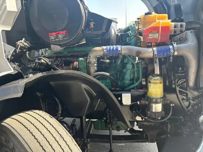 2023 VOLVO VNL64T860