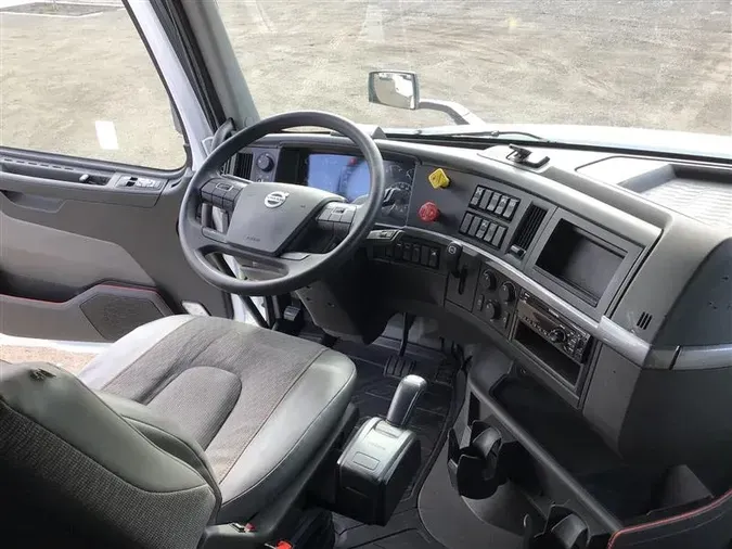 2022 VOLVO VNL64T760