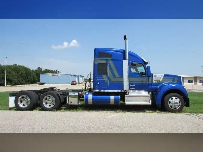 2022 Kenworth W990