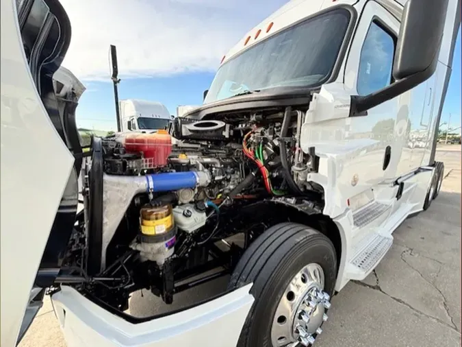 2020 Freightliner Cascadia 126