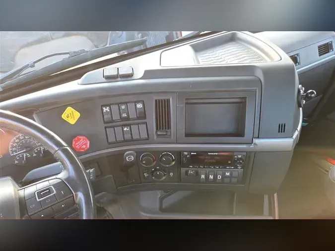 2022 VOLVO VNL64T300