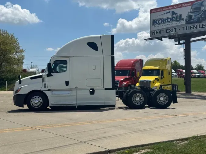 2021 FREIGHTLINER Cascadia 126