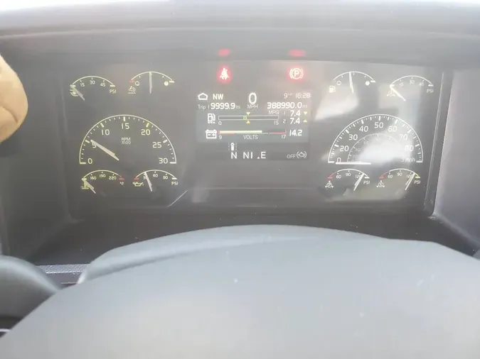 2022 VOLVO VNR64T300