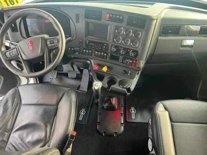 2023 Kenworth W990