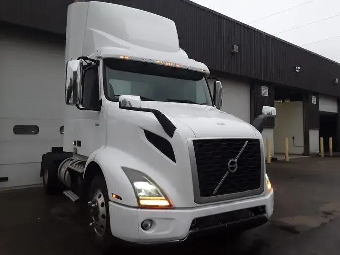 2019 VOLVO VNR42T 300