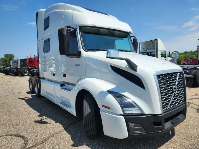 2023 VOLVO VNL64T860