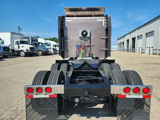 2015 PETERBILT 389
