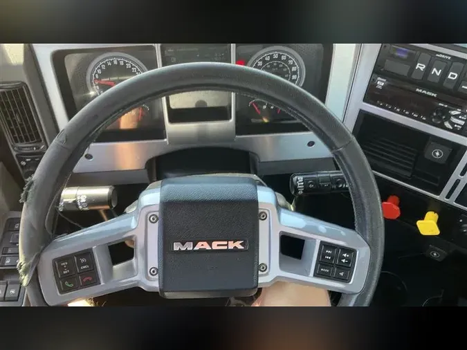 2021 MACK GR64BT