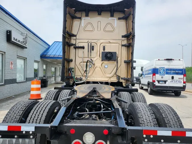 2022 FREIGHTLINER Cascadia 126