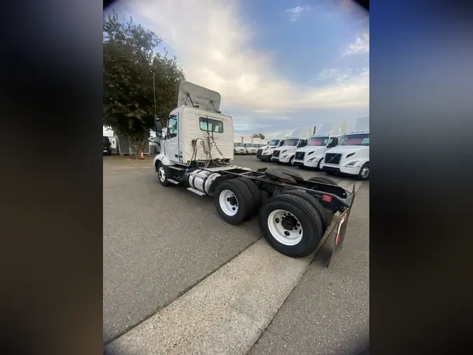 2019 VOLVO VNL64T-300