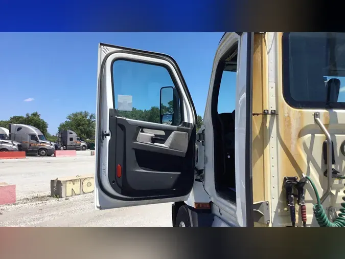 2020 Freightliner Cascadia 126