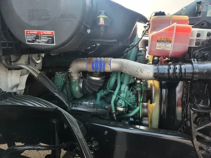 2020 VOLVO VNR64T300