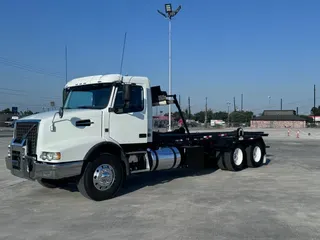 2018 VOLVO VHD64B200