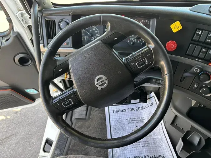 2019 VOLVO VNL64T740