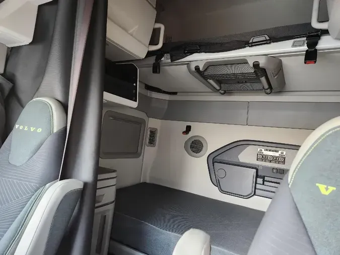 2025 VOLVO VNL64T860
