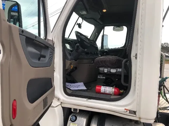 2018 Freightliner X12564ST