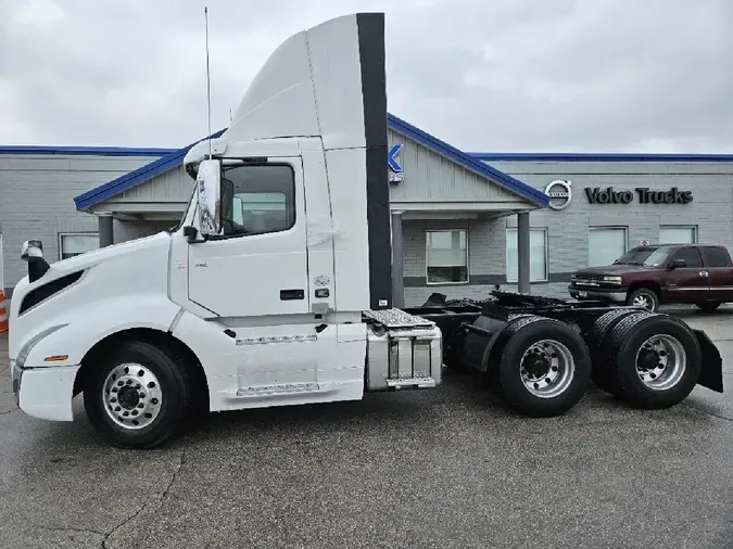 2021 VOLVO VNL300