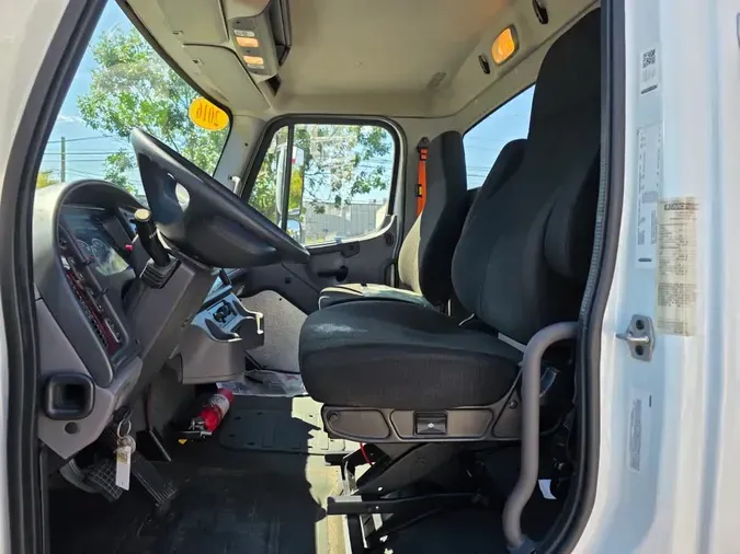 2016 FREIGHTLINER/MERCEDES M2 106