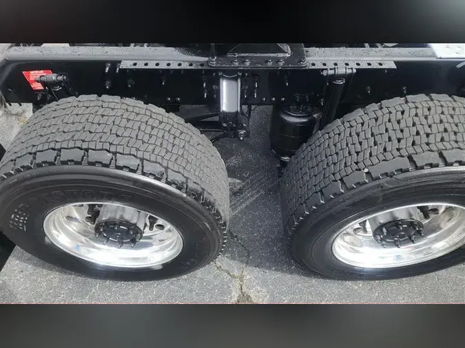 2021 VOLVO VNL64T300